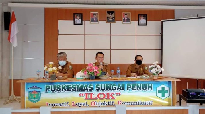 Wakil Walikota (Wawako) Sungai Penuh Alvia Santoni (Antos), menggelar pertemuan dengan Kepala Puskemas (Kapus) dalam rangka mengevaluasi Vaksinasi, Selasa (7/9).