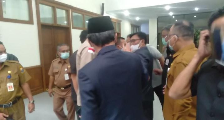 Saat rapat Paripurna DPRD Provinsi Jambi yang di gelar, Senin (13/09/2021) 2 Anggota Dewan nyaris terjadi baku hantam. Ada apa? 