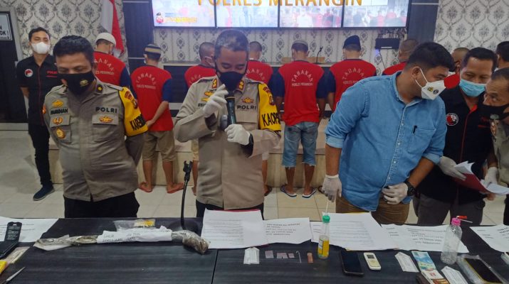 Sebanyak 9 pelaku narkoba dan sejumlah barang bukti lainnya, Selasa (14/9/21) terungkap dalam konferensi pers tindak pidana narkotika di Polres Merangin. Polisi masih buru tersangka lain.
