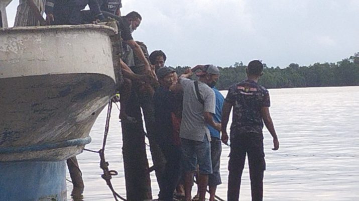 Masyarakat Kuala Tungkal, Kabupaten Tanjung Jabung Barat (Tanjabbar) di heboh dengan penemuan dua orang warganya meninggal dunia di dalam tengki kapal. Keduanya adalah ayah dan anak di Tanjabbar. 