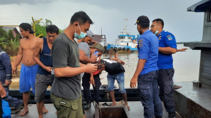 Isak tangis seorang istri di Tanjung Jabung Barat (Tanjabbar), yang belum lama ini kehilangan suami dan anaknya, yang di temukan tewas dalam tangki kapal BBM. 