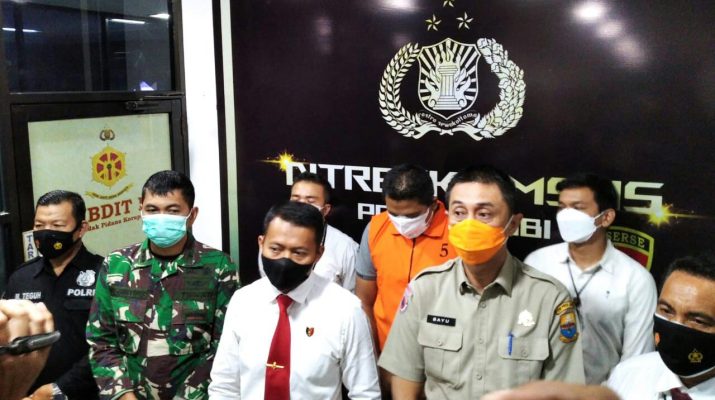 Baru-baru ini warga di Batanghari di hebohkan dengan kebakaran hutan, yang bermula dari satu titik sumur minyak ilegal yang meledak. Ironisnya, di balik peristiwa ini, 1 orang oknum Polisi jadi pelaku diamankan Polda Jambi. 