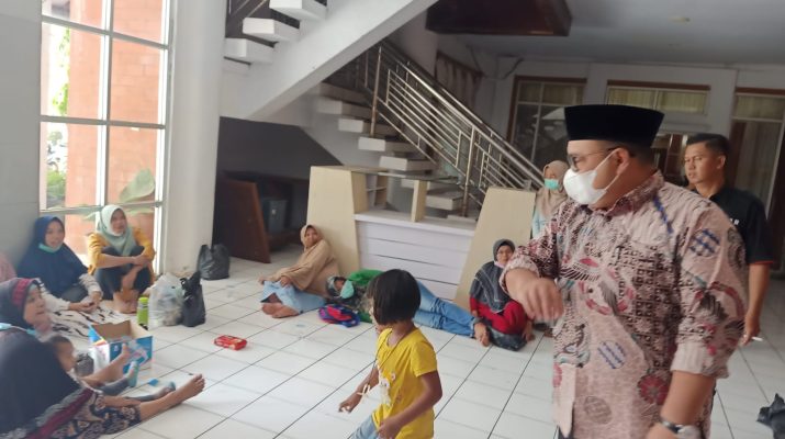 Terkatung-katung, nasib puluhan PKL di Pasar Bawah Ujung Tanjung, Kota Bangko Senin (20/9/21) mengadu ke DPRD Merangin. Menunggu berjam-jam, Wakil Ketua DPRD dan Komisi II menyambut perwakilan pedagang.