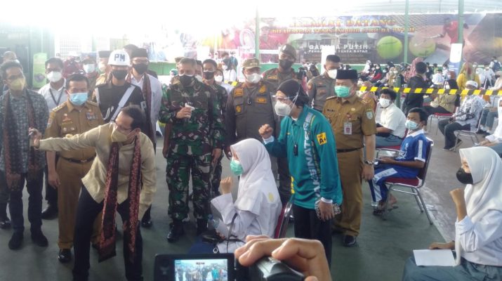 Berkunjung ke Kota Jambi dan tinjau vaksin, Menteri Pendidikan dan Kebudayaan (Mendikbud) Riset dan Teknologi Nadiem Makarim. Begini keakraban Nadiem Makarim dan siswa di Jambi.