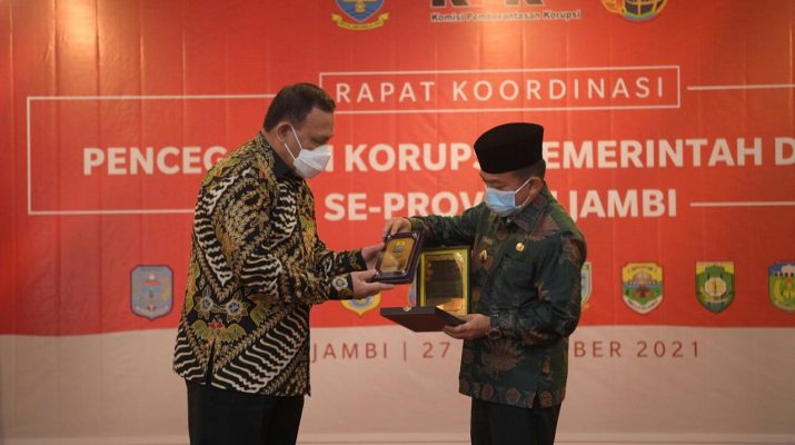 Datang ke Jambi guna melakukan Rakor, Ketua KPK RI Firli Bahuri tegas dan ingatkan Gubernur dan Bupati Walikota agar komitmen mengelola pemerintahan yang bersih dan terbebas dari Korupsi, Senin (27/09/2021).