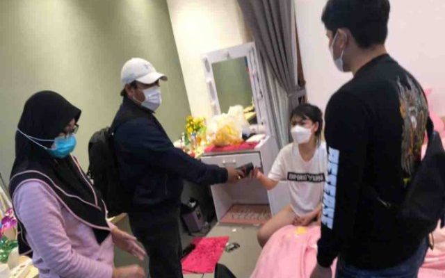 Bikin resah warga karena sering live tak senonoh di Medsos, dengan mempertontonkan aksi vulgarnya, selebgram cantik dan seksi ini digelandang polisi.