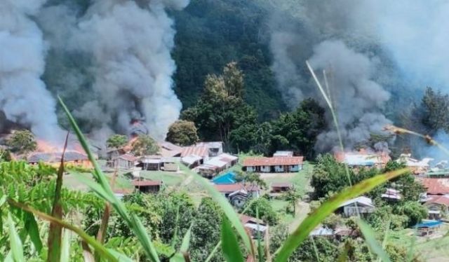Kelompok Kriminal Bersenjata atau KKB kembali menebar terror, kali ini bakar puskesmas dan sekolah. Bahkan pasar di Distrik Kiwirok, Kabupaten Pegunungan Bintang, Papua, Senin 13 September 2021.