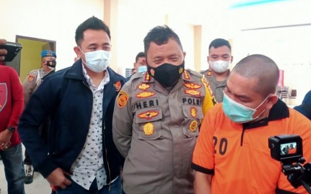 Entah apa yang merasuki pria ini, hingga tega habisi adik ipar nya lantaran naik pitam karena sering di panggil ‘kangkung’. Kini, Ia pun di bekuk polisi.