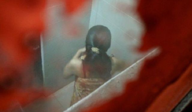 Entah apa yang merasuki pria yang berprofesi sebagai dokter ini, hingga nekat Masturbasi di meja makan. Alhasil, Ia pun di laporkan ke Polisi.