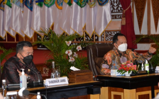 Berkunjung ke Jambi, Mendagri Tito Karnavian, beri pesan untuk Gubernur Jambi dan seluruh instansi terkait lainnya, terutama soal data Update covid. Sedangkan gubernur, paparkan kasus covid.