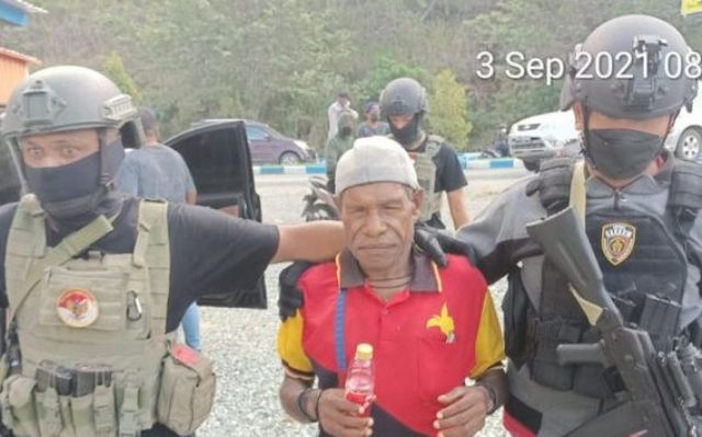 Anggota kelompok kriminal bersenjata (KKB) Papua bernama Gigen Telenggeng, di tangkap dengan sejumlah senjata api (senpi). Salah satunya senpi organik jenis M-16.