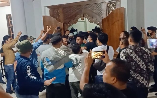 Aksi demo oleh aktivis HMI Cabang Bangko di DPRD Merangin, Kamis (30/9/2021) malam berlangsung ricuh. Sekitar pukul 19.42 Wib, berlangsung kegaduhan.