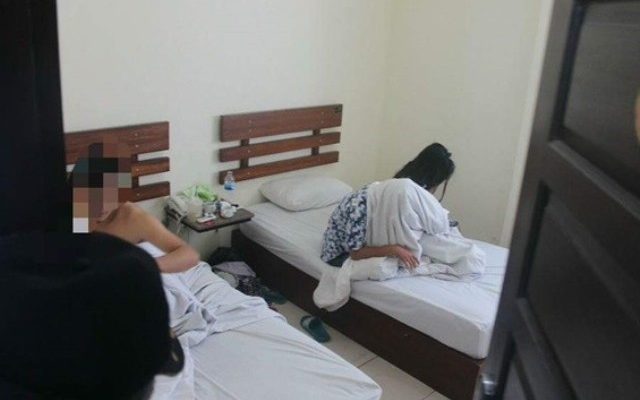 Nasib malang tak dapat di elak Sephia (Bukan nama asli), yang harus pisah dengan laki-laki yang Ia cinta selama ini. Betapa tidak, pulang dari kerja wanita berusia 39 tahun ini pergoki suami yang tengah indehoi dengan ibunya di Kamar.