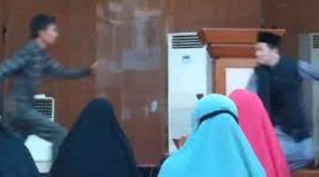 Entah apa yang merasuki pria ini hingga nekat serang Ustadz Abu, lantaran tak suka dengan isi ceramahnya. Saat ini pelaku sudah di tetapkan sebagai tersangka.
