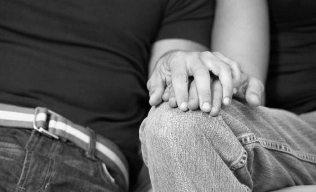 Rahasia pria ini mulai terungkap, mengapa tiap diajak mantap sama pacar nya tak pernah mau. Usut punya usut, ternyata Ia pria yang menyukai sesame pria alias homo.