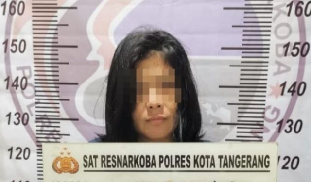 Nasib malang tak dapat di elak wanita cantik ini, saat digerebek polisi di kontrakan nya. Ia ketahuan melakukan perbuatan terlarang, hingga akhirnya wanita ini terancam 15-20 tahun penjara.