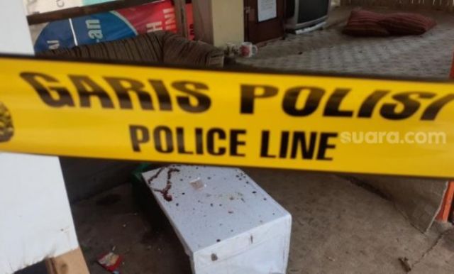 Diduga tercekik masalah ekonomi yang berujung dengan pertikaian, pria ini habisi nyawa istrinya. Setelah itu, Ia pun gorok lehernya.