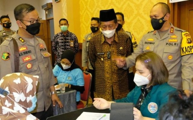 Kapolda Jambi bersama Wakil Gubernur Jambi, Abdullah Sani tinjau kegiatan Vaksinasi yang di gelar di RCC dan Hotel Yello Kota Jambi.