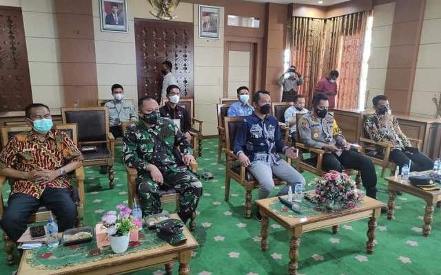 Walikota (Wako) Sungai Penuh Ahmadi Zubir dan Wakil Walikota (Wawako), Alvia Santoni mengikuti pengarahan Menteri Dalam Negeri (Mendagri), Tito Karnavian tentang penanganan Covid 19 di Pemerintah Provinsi Jambi, Jumat (3/9).