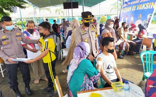 Antusias masyarakat Muaro Jambi ikuti vaksinasi massal, yang di selenggarakan Polres Muaro Jambi, di SMPN 5 Sekernan, Sabtu (30/10/2021).