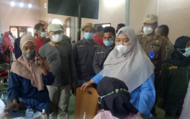 Bupati Muaro Jambi Hj Masnah, meninjau pelaksanaan vaksinasi massal bagi masyarakat umum. Bertempat di halaman Kantor Kepala Desa Betung pada hari Sabtu, (09/10/2021).