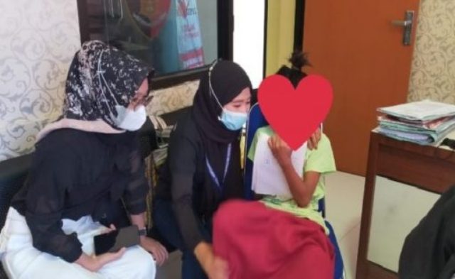 Nasib malang tak dapat di elak bocah SD ini yang menjadi korban pemuda pencari ilmu kebal, Ia di genjot berkali-kali hingga alami trauma.