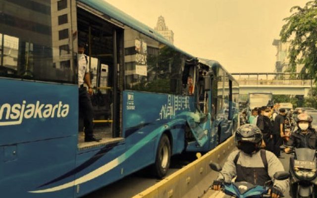 Tragedi di jalan raya kembali menyeruak di negeri ini, di mana telah terjadi tabrakan antar bus TransJakarta di MT Hardoyo, begini detik-detik kecelakaan itu.