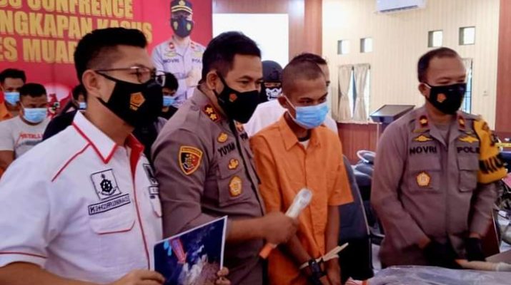 Entah apa yang merasuki buruh di Muaro Jambi ini, hingga nekat habisi nyawa bos nya sendiri dengan cangkul, lantaran tak di kasih pinjaman uang untuk di kirimkan pada orang tuanya.