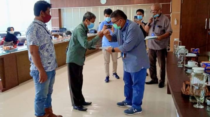 PTPN VI Jambi menyerahkan Bantuan Tanggung Jawab Sosial dan Lingkungan (TJSL), kepada mitra binaan, di kantor pusat kawasan Kenali Asam Bawah Kota Jambi, Selasa (12/10/2021).