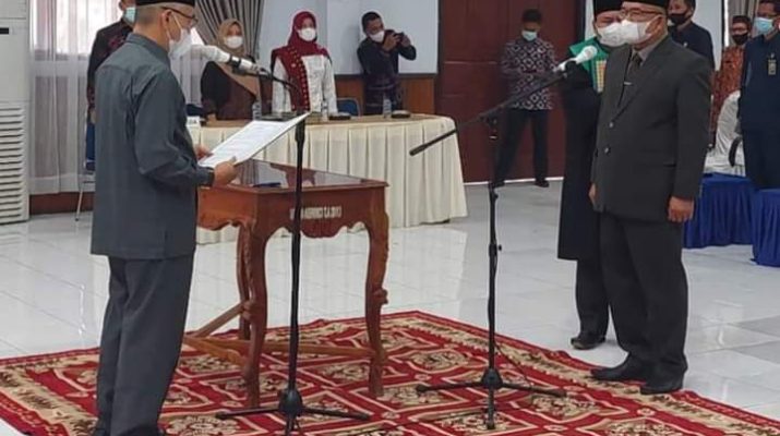 Bupati Kerinci Adirozal, melantik Zainal Efendi sebagai Sekretaris Daerah (Sekda) definitif Kabupaten Kerinci. Bertempat di Ruang Pola Kantor Bupati Kerinci, Kamis (14/10/2021) sore.