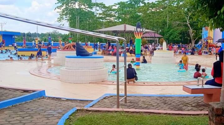 Hari libur atau Weekend di Kota Jambi, mulai di manfaatkan warga untuk mengajak anak dan keluarga bermain. Kolam renang yang berada di kawasan Kota Baru Kota Jambi, jadi salah satu pilihan masyarakat.