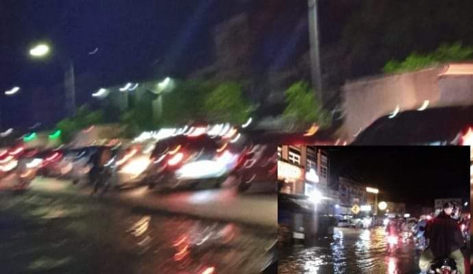 Usai di guyur hujan deras, sejak sore Senin (25/10/2021), kawasan Jl Pattimura tepatnya di depan Pom Bensin Simpang Pucuk menjadi langganan banjir di kota Jambi. Dampaknya, ruas jalan kawasan sekitar macet total. 