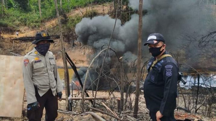 Kobaran api bekas kebakaran minyak ilegal drilling di Desa Kabupaten Batanghari, hingga hari ini belum juga padam. Aparat TNI Polri, yang susah berupaya melakukan pemadaman, di buat Khawalahan. 