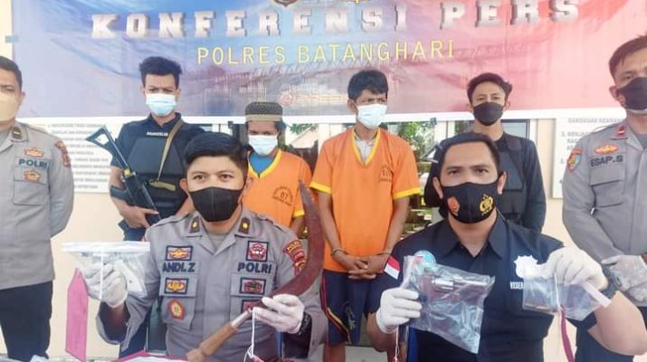 Kerap kali resahkan masyarakat sekitar, karena sering lakukan transaksi narkoba. Dua Pemuda di Batanghari dibekuk polisi. 