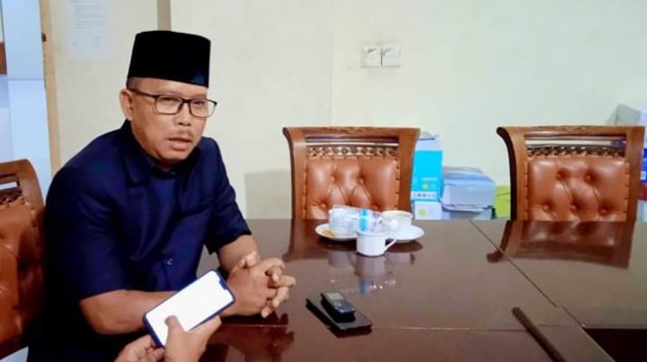 Izar Majid belakangan ini santer di bicarakan, masuk dalam bursa Calon Bupati Merangin. Saat di tanya progres pembangunan, jika terpilih menjadi Wabup, pria yang akrab si sapa Montok ini, sentil hutang daerah dengan PT SMI.