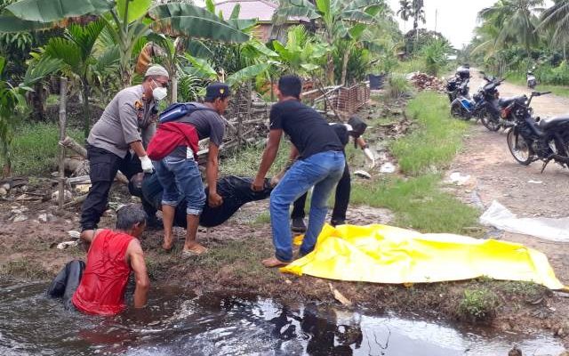 Sesosok mayat kembali ditemukan di wilayah Kabupaten Tanjung Jabung Barat (Tanjabbar). Tepatnya di Manunggal 1 Ujung, Kelurahan Tungkal II, Kecamatan Tungkal Ilir, Kabupaten Tanjung Jabung Barat, Jum'at (1/10/21).