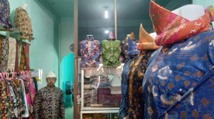 Hari Batik Nasional, rutin di peringati pada 2 Oktober, pegiat usaha outlet batik di Jambi sebut di tengah modernisasi mesti bangga produk dalam negeri.