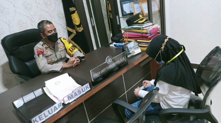 Lomba Wartawan Cilik Merangin berlanjut dengan wawancara bersama Kapolres Merangin, Kamis (7/10/2021). Pertanyaan Wartawan Cilik Merangin berat, sampai bikin Kapolres terkesan.