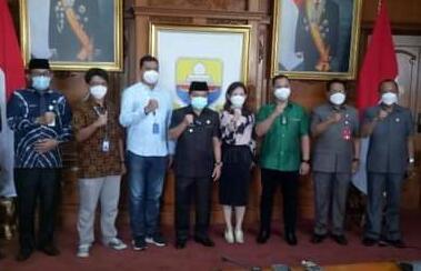 Gubernur Jambi Al Haris, sebut Pemerintah Provinsi Jambi akan permudah investor yang ingin masuk untuk berinvestasi di Jambi.