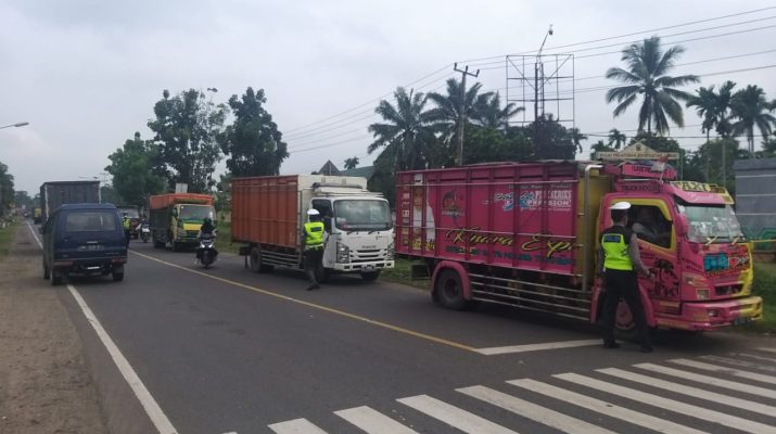 Membandel dari aturan pemerintah, 80 truk Batu Bara yang masih beroperasi di luar jam operasional yang di tetapkan, ditilang polisi pada Minggu (10/10/2021). 
