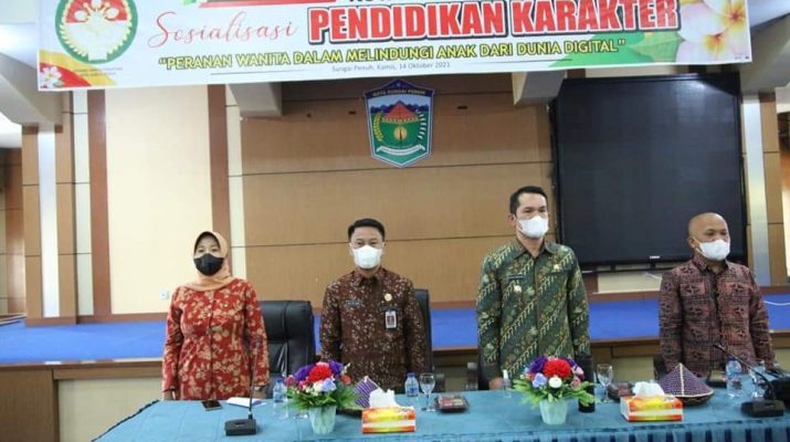 Wawako, Alvia Santoni membuka secara resmi Sosialisasi Pendidikan Karakter, yang di selenggarakan oleh Dharma Wanita Persatuan Kota Sungai Penuh. Bertempat di Aula Kantor Walikota Sungai Penuh, Kamis (14/10).