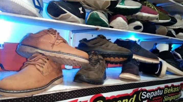 Belakangan ini, sepatu second atau familiar dengan sebutan 'Beje' marak diminati masyarakat di Jambi. Ternyata, hal ini yang menjadi alasan pelanggan kepincut dengan sepatu second.