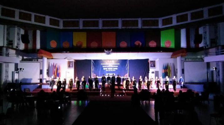Refleksi situasi nasional, pasca tahun kedua memasuki Pandemi Covid-19. Hal ini, mengundang empati dari Unit Kegiatan Mahasiswa (UKM) Paduan Suara Mahasiswa Pinang Masak Universitas Jambi (UNJA), gelar konser amal, Sabtu (16/10/2021).