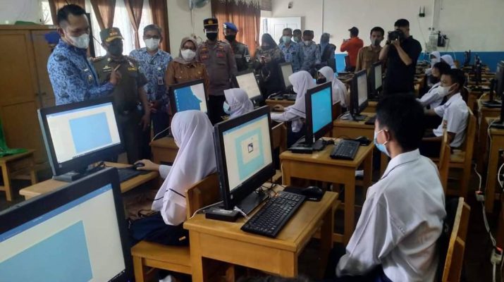 Wakil Walikota (Wawako) Alvia Santoni melakukan kunjungan ke sekolah, untuk memastikan Pembelajaran Tatap Muka (PTM) berjalan lancar, aman dan terapkan prokes, Senin (18/10).
