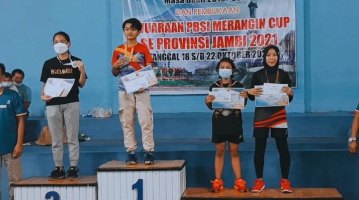 Berlangsung dari 18 hingga 22 Oktober 2021, kejuaraan bulutangkis antar klub seProvinsi Jambi berlangsung semarak. Kota Jambi juara umum, berikut ini daftar juara PBSI Merangin Cup 2021.