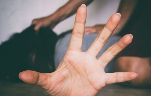 Baru-baru heboh di medsos pengakuan seorang wanita, yang mengaku di chat mesra oleh kepala Polisi Sektor (Polsek). Kabarnya, sang Kapolsek janji akan bebaskan ayah wanita itu dan akan berikan uang, jika anak tersangka mau di tiduri.