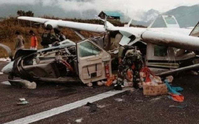 Seorang pilot di kabarkan meninggal dunia, usai tragedy Kecelakaan pesawat terjadi di Bandara Ilaga, Kabupaten Puncak Papua pada Minggu (24/10/2021).