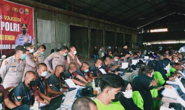 Kembali seribuan Vaksinasi massal di laksanakan oleh tiga pilar, di Kabupaten Muaro Jambi. Kali ini sasaran adalah di Gudang pinang  Desa Tangkit lama, Kecamatan Sungai Gelam Kabupaten Muaro Jambi,  Sabtu (02/10/2021) pukul 08.00 wib di lokasi.