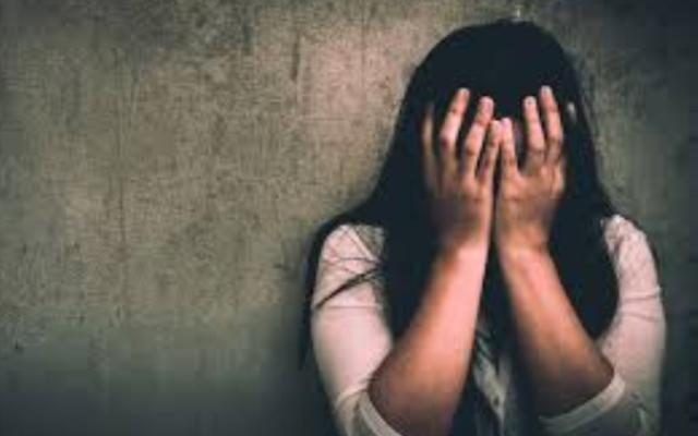 Jajaran Polres Binjai meringkus seorang pria berinisial MS (41), yang di duga menganiaya istri nya dengan cara di tusuk pakai gunting di rumah sakit. Pelaku ini di ciduk saat berada di terminal Kabupaten Langkat, Sumatera Utara.