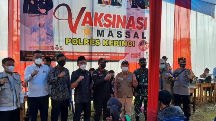 Berlangsung di depan kantor PTPN VI Kayu Aro, Sabtu (11/9/21) telah dilaksanakan vaksinasi Covid-19. Kapolda Jambi, Irjen Pol A Rachmad Wibowo S.Ik hadir pada Vaksinasi I dan ke II itu.